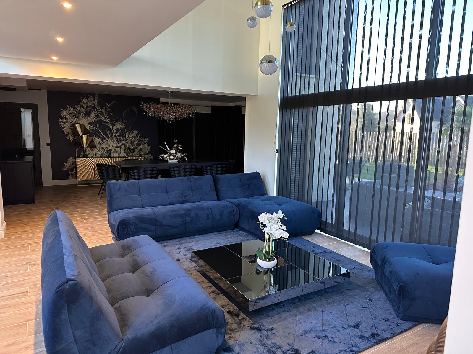 Salon contemporain avec mobilier sur mesure
