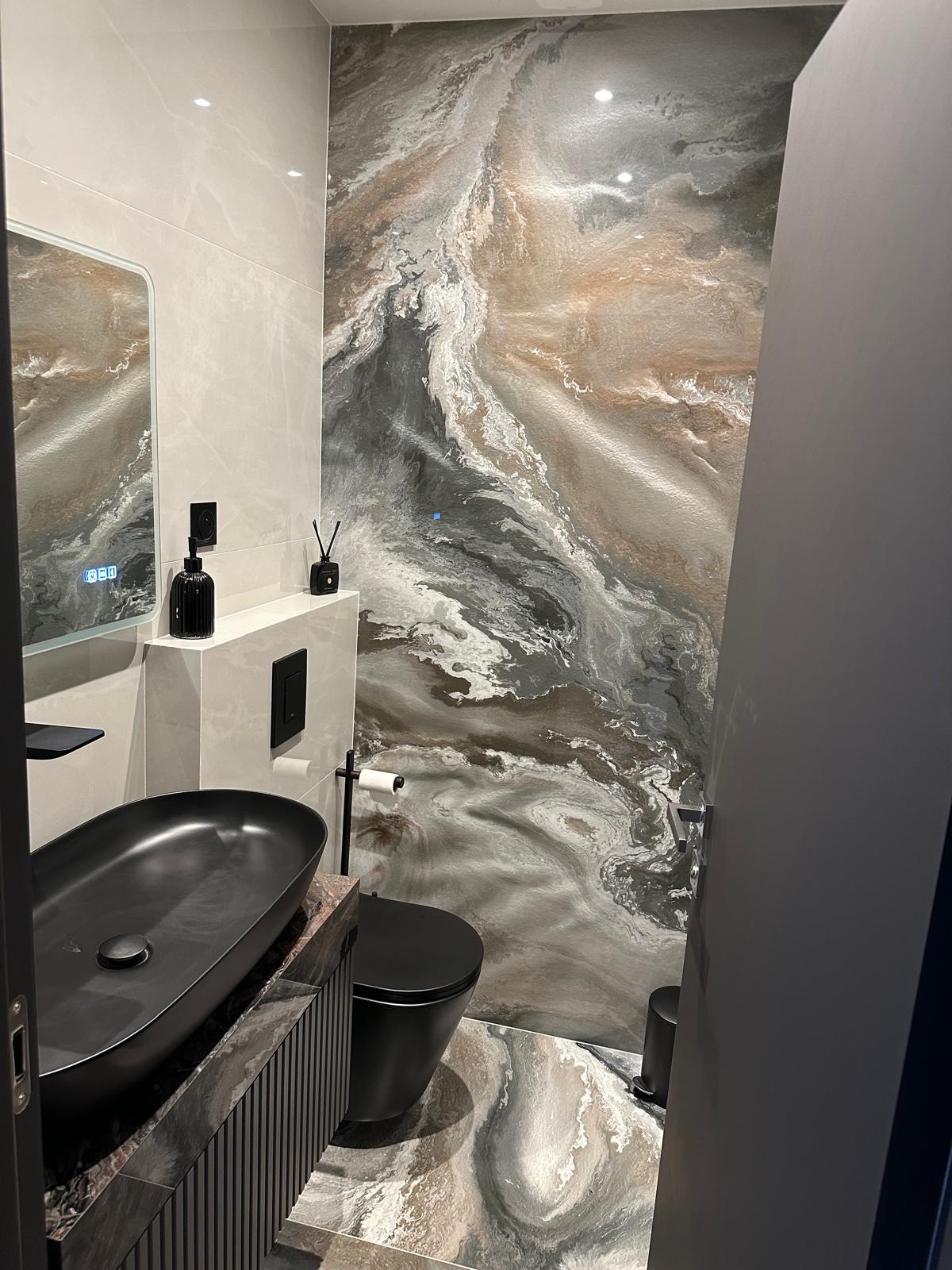 Salle d'eau rénovée avec parements en marbre