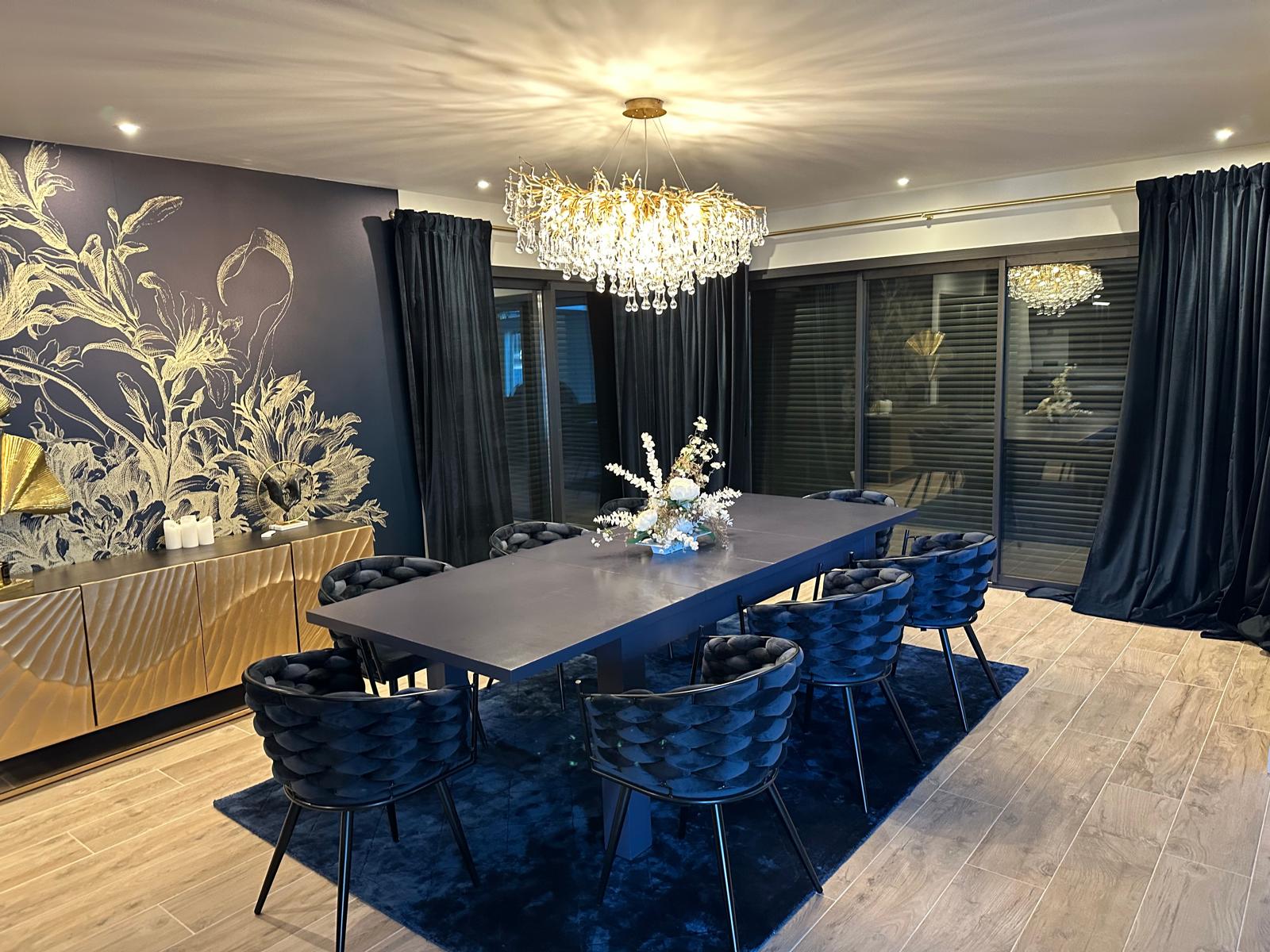 Salle à manger contemporaine avec lustre cristal — chantier à Deauville