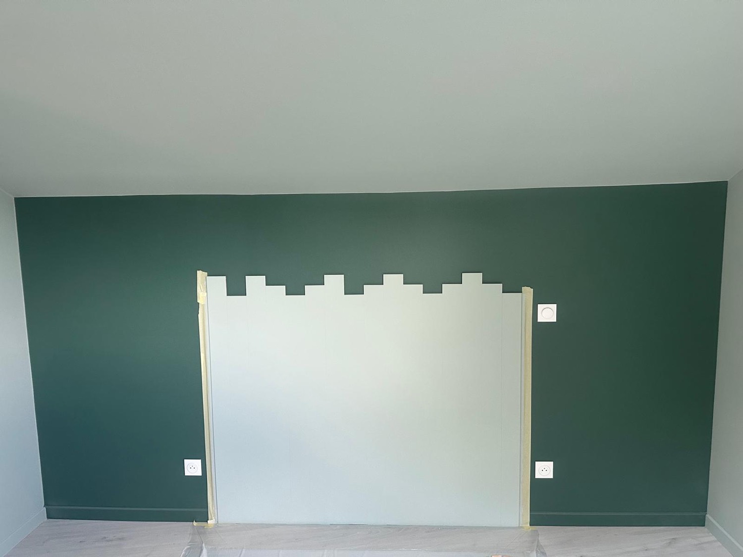 Réalisation de la tête de lit sur mesure en forme de créneaux, peinture bicolore au mur