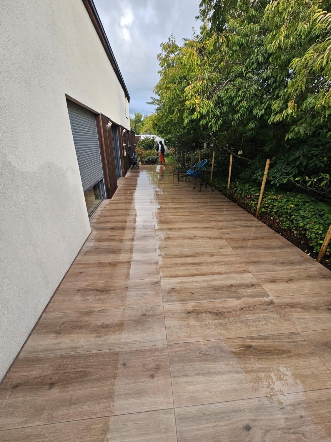 Carrelage extérieur grand format imitation bois le long de la maison