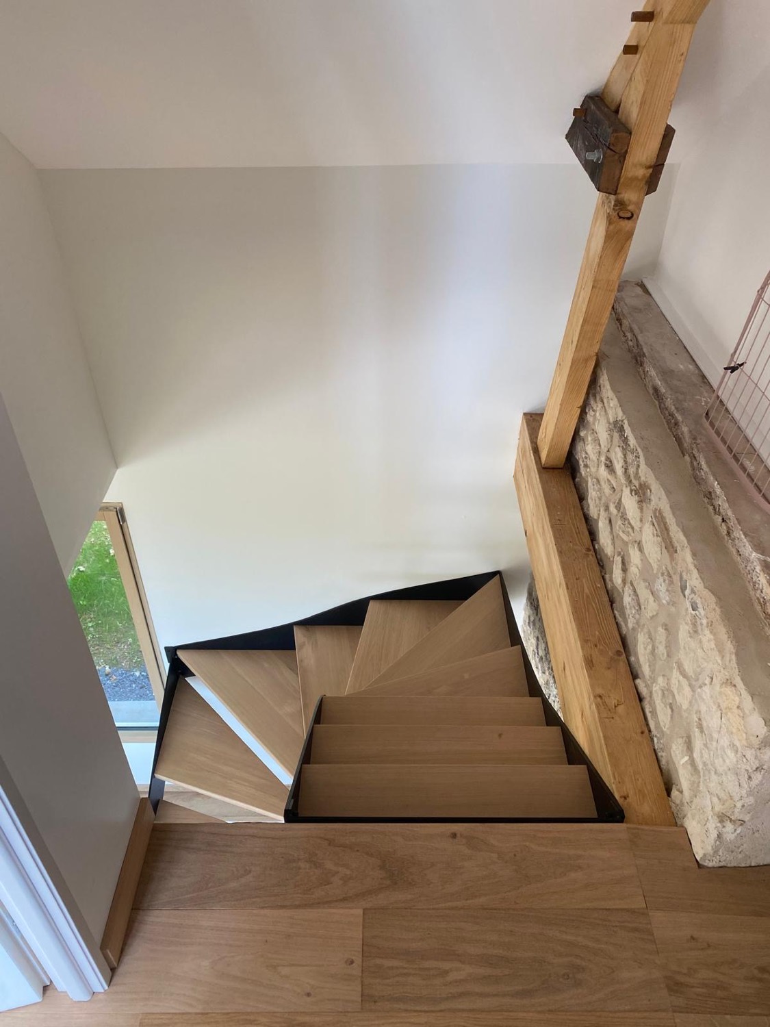 Escalier en bois et métal vu en plongée depuis le palier de l'étage
