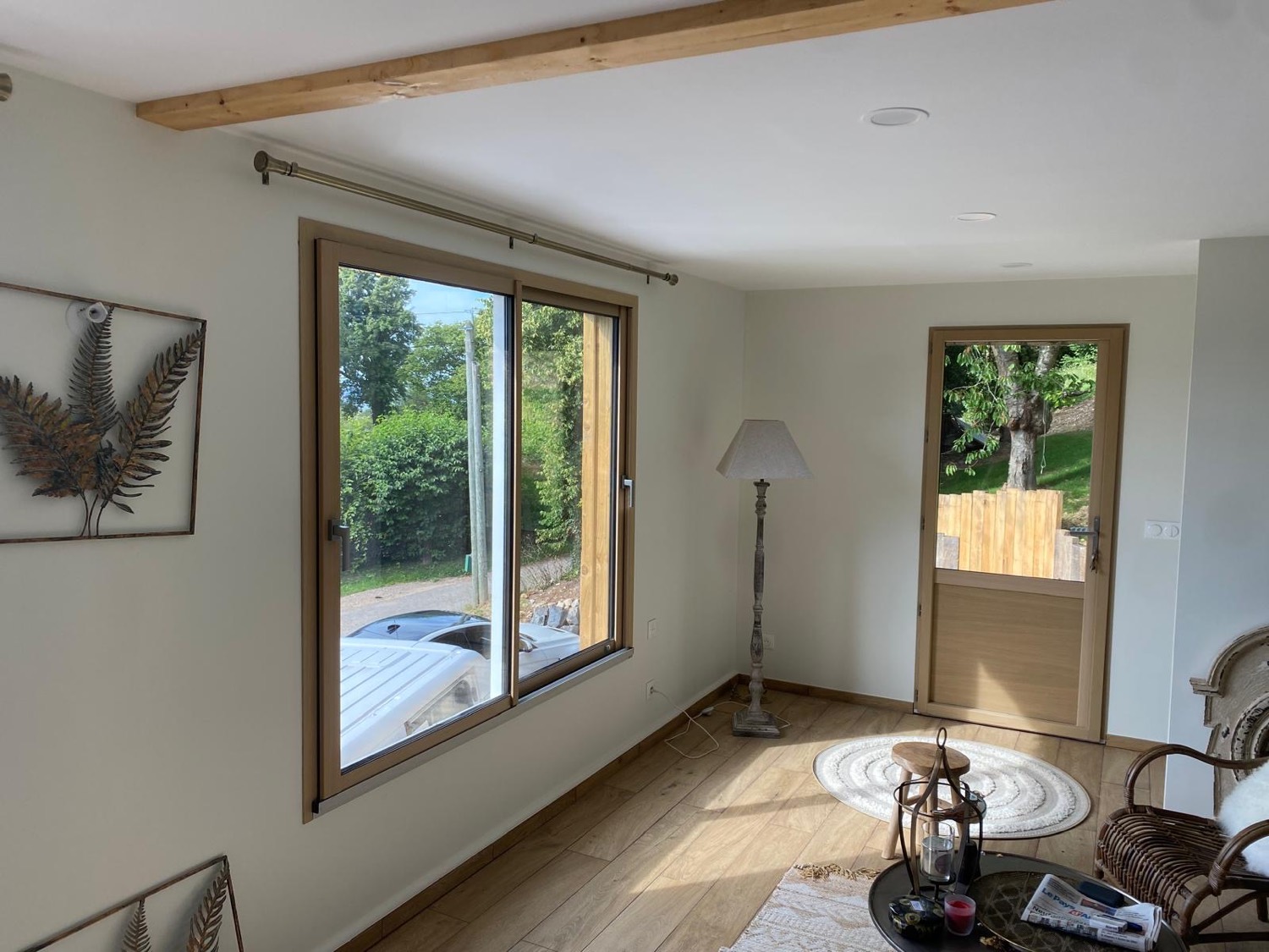 Salon lumineux avec baie vitrée et porte-fenêtre neuves et parquet chêne
