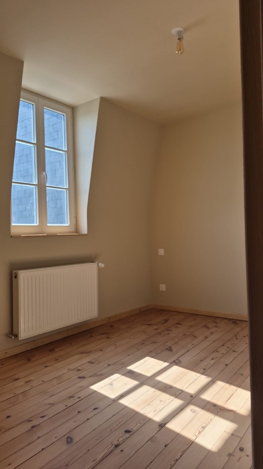 Chambre repeinte avec parquet en pin poncé et vitrifié et fenêtre en lucarne