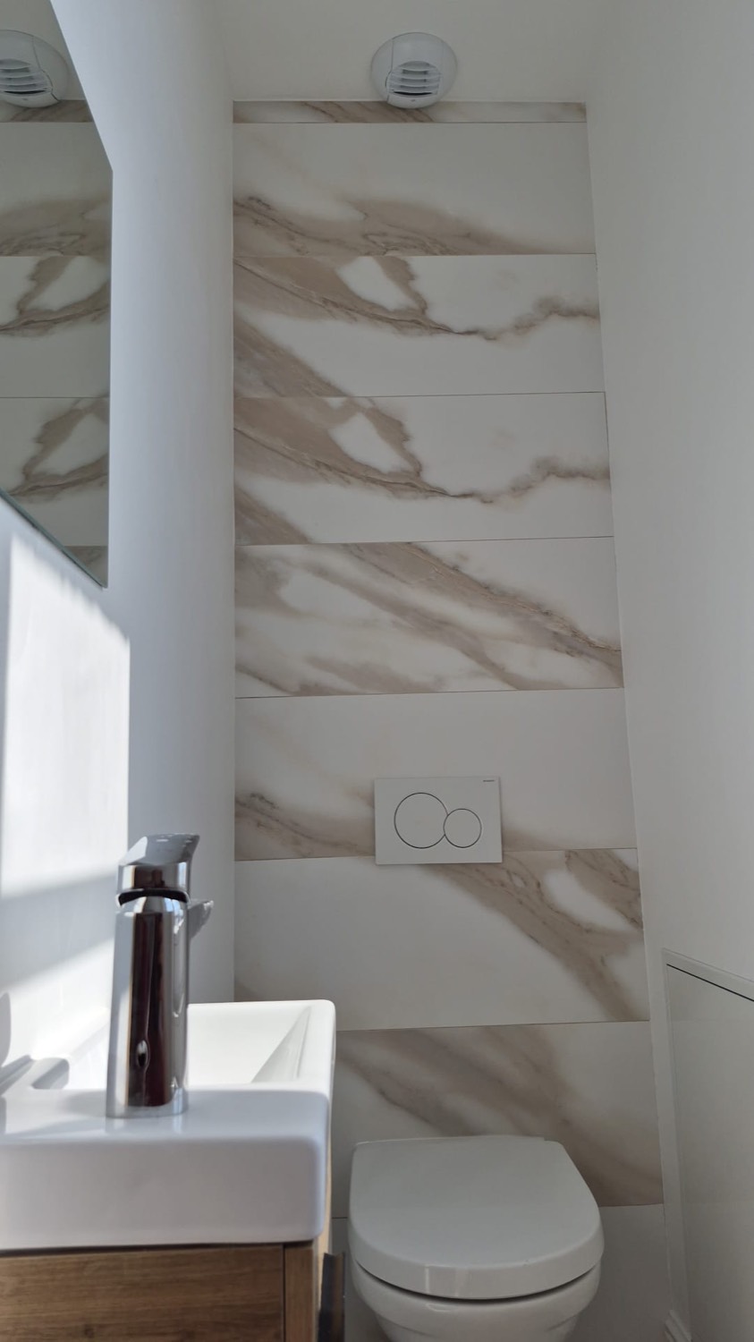 WC suspendu avec habillage en faïence effet marbre beige veiné