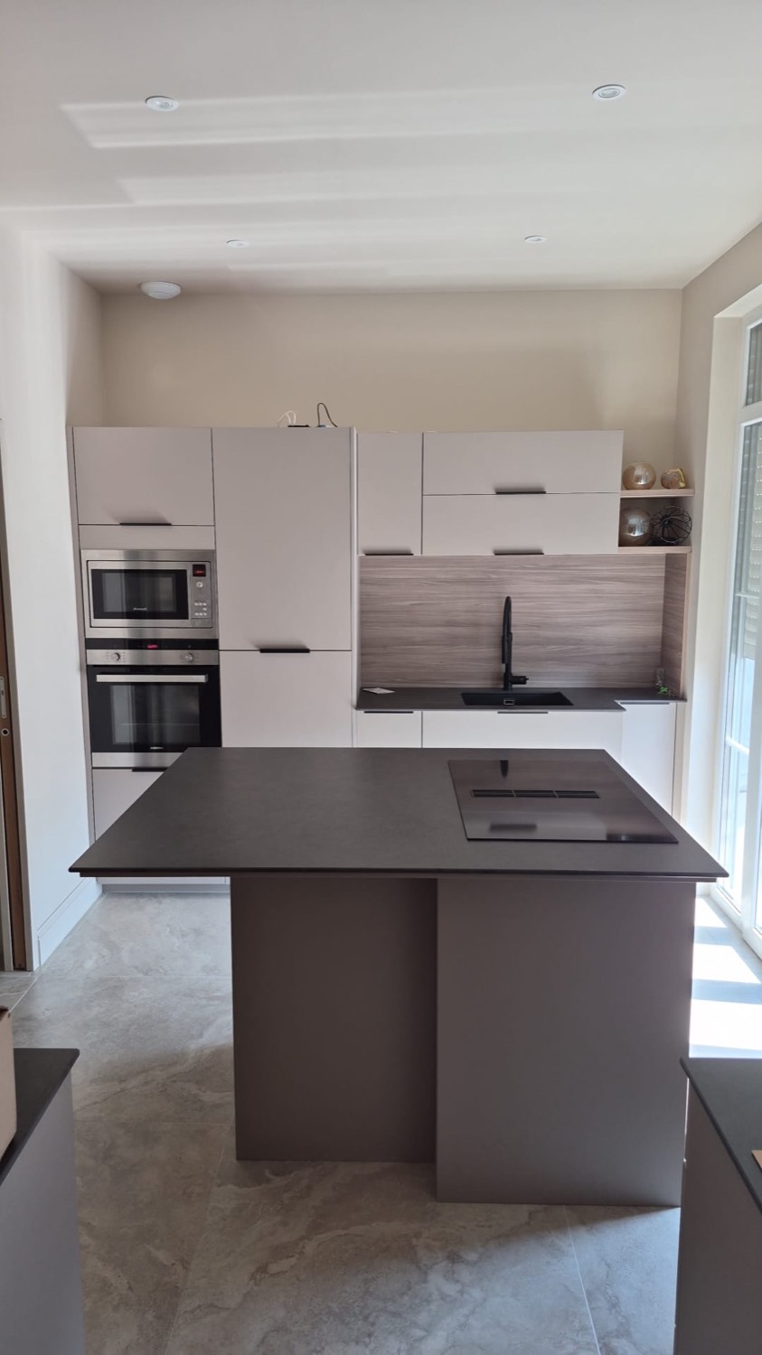 Cuisine équipée avec îlot dans une maison entièrement rénovée à Trouville-sur-Mer