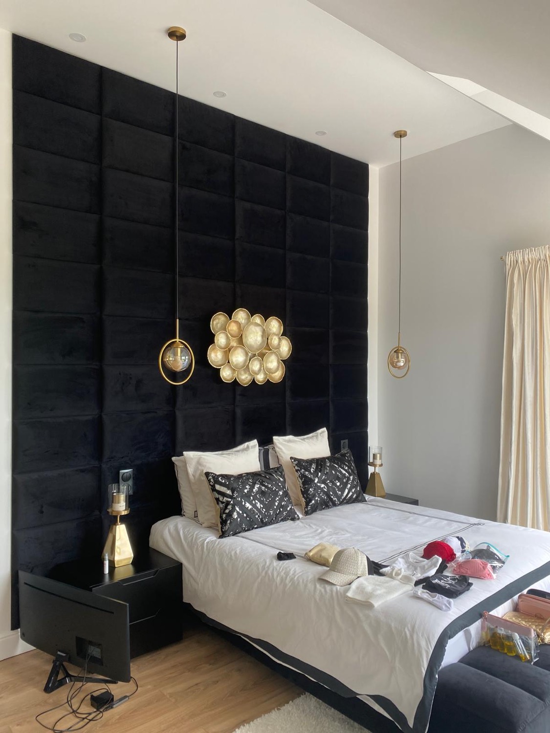 Suite parentale avec mur capitonné en velours noir toute hauteur et suspensions laiton