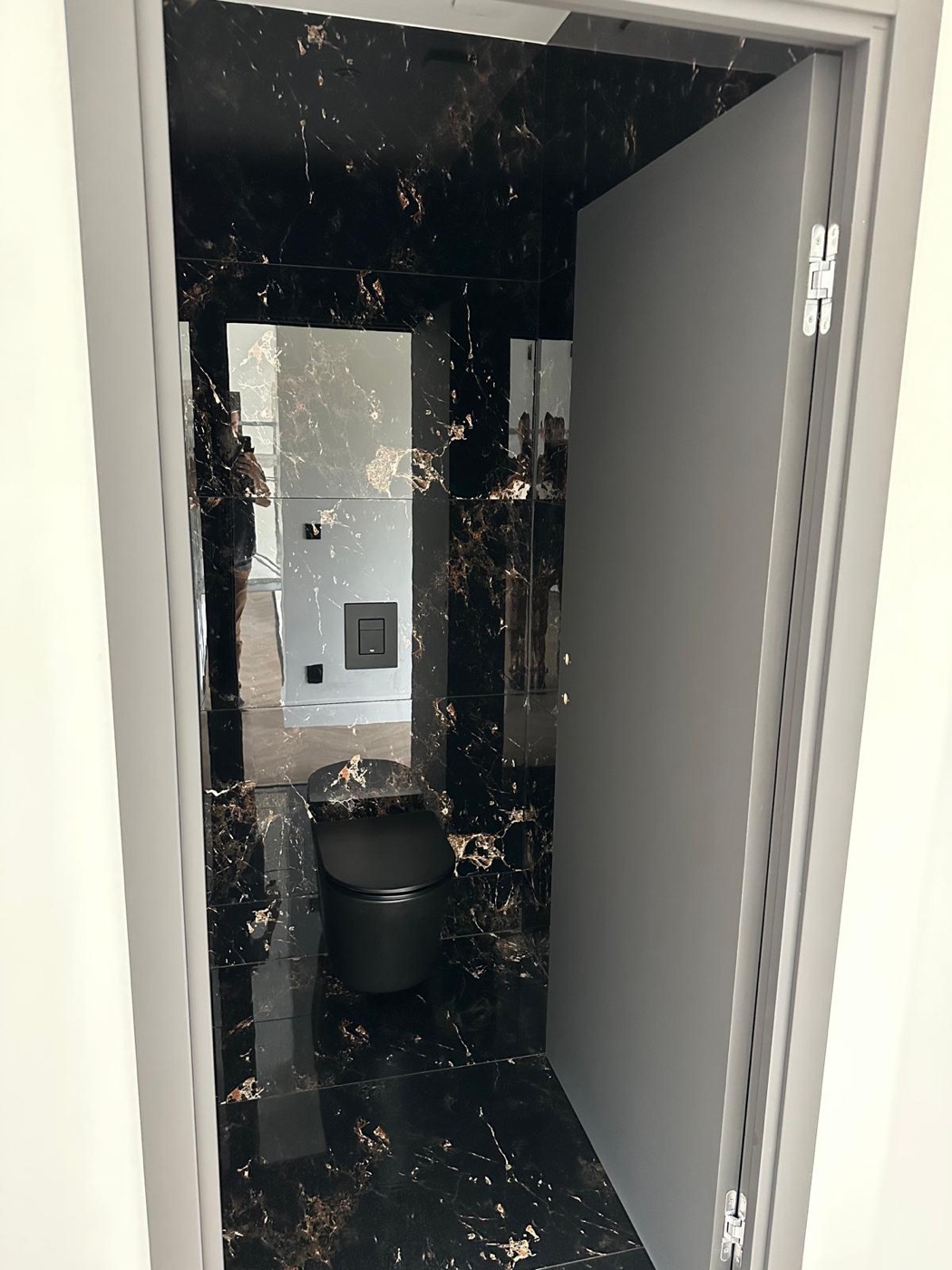 WC suspendu en marbre noir avec finition haut de gamme