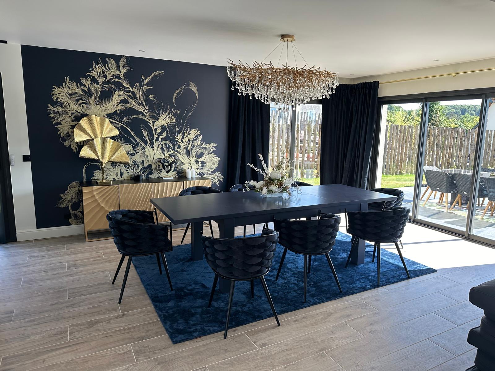 Salle à manger contemporaine avec aménagement sur mesure
