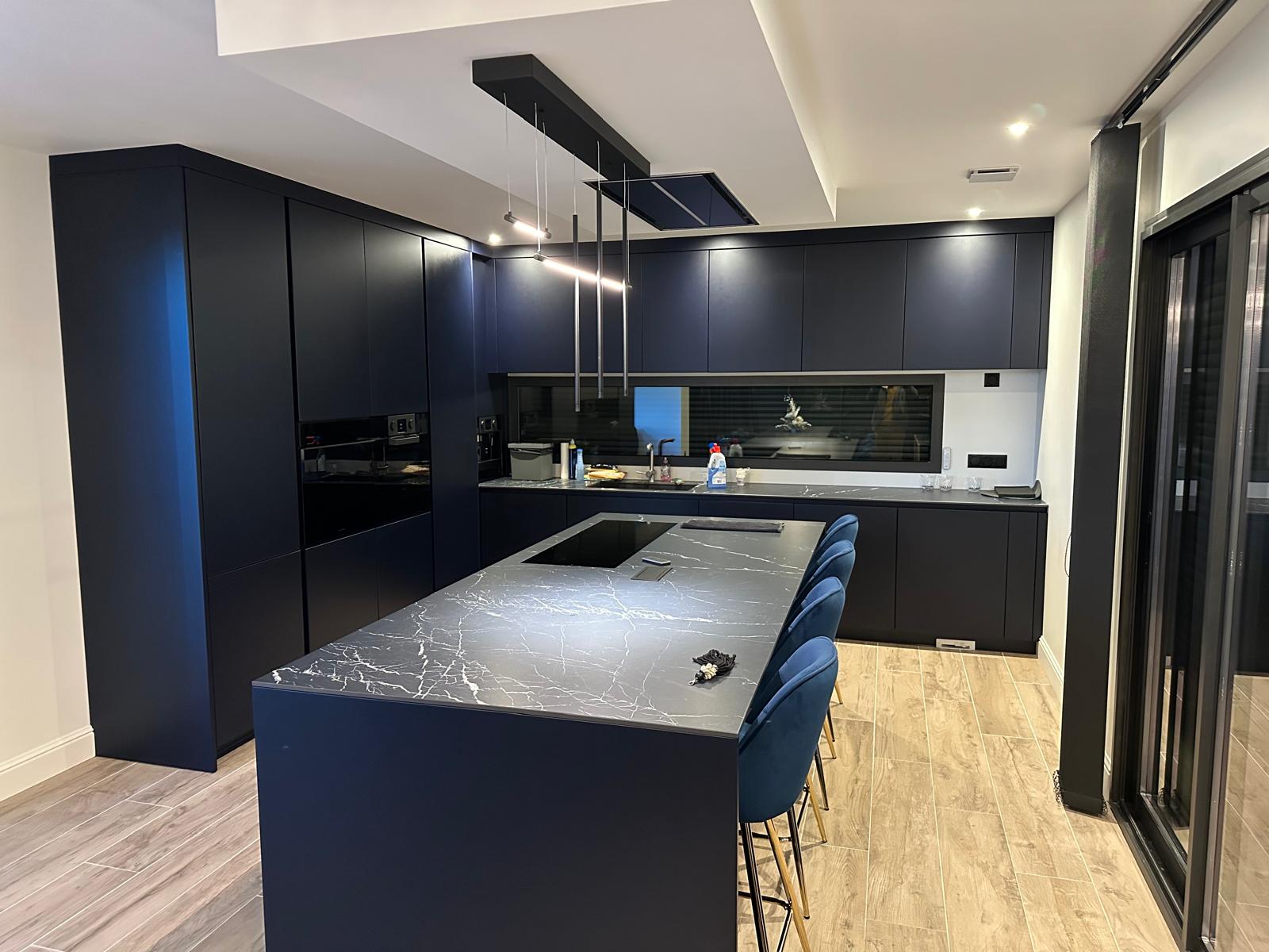 Cuisine moderne rénovée avec îlot central