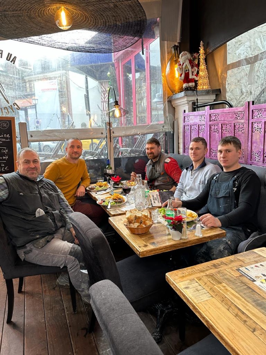 L'équipe d'ABC Normandie réunie autour d'un repas